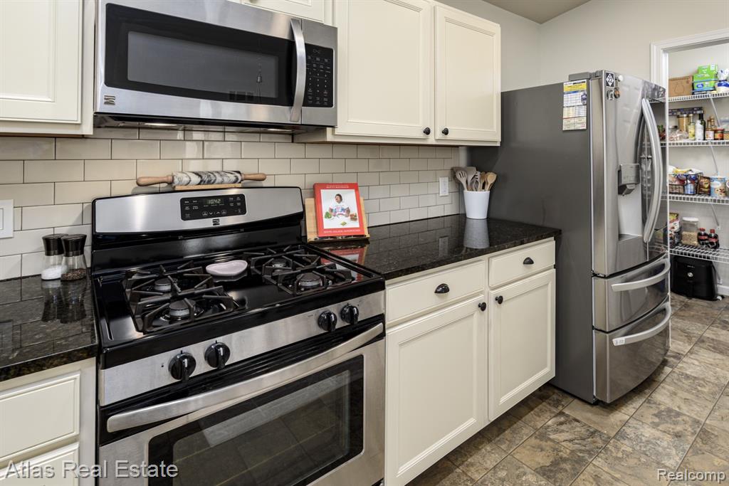 8582 Pinnebog River Drive, Fowlerville, MI 48836 — Photo 10