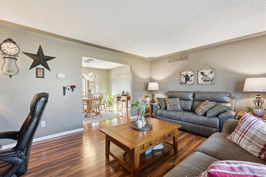 7694 THUNDER BAY Drive, Pinckney, MI 48169 — Photo 8