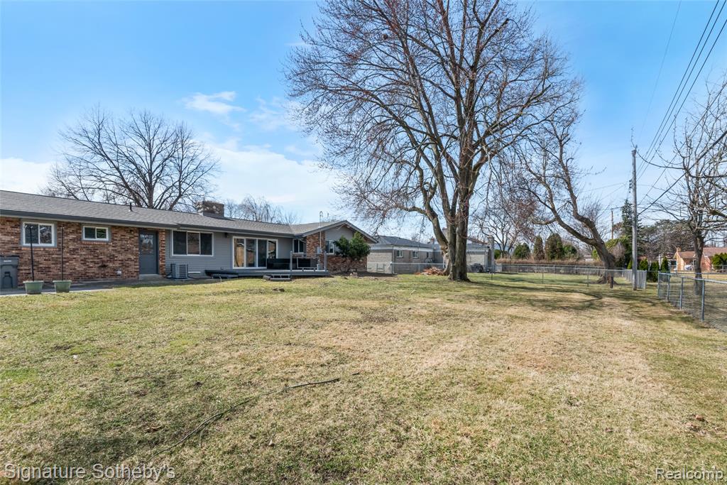 16615 Walcliff Drive, Clinton Twp, MI 48035 — Photo 18