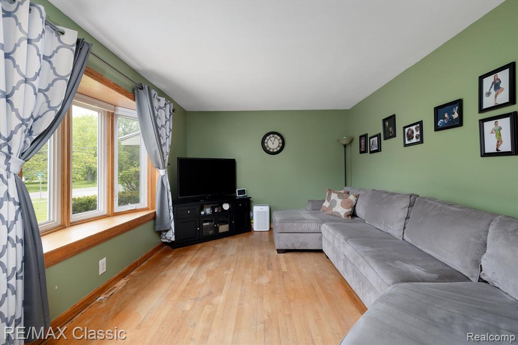 94 CRESCENT LAKE Road, Waterford, MI 48327 — Photo 2
