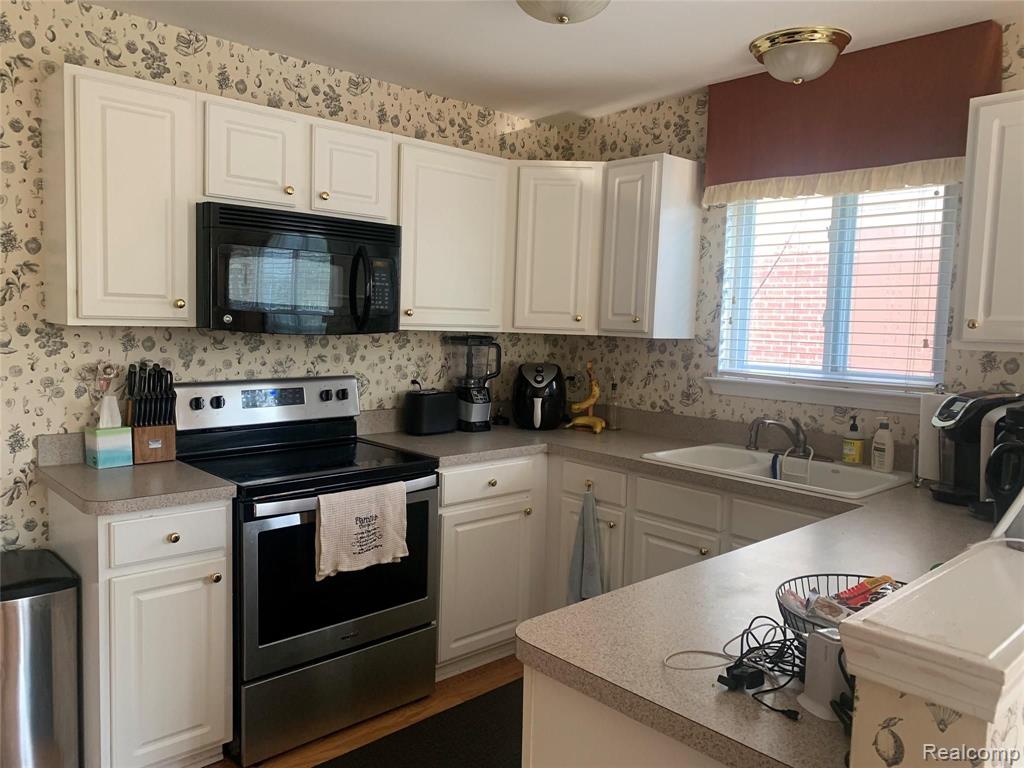 3943 BRUTON Avenue, Canton, MI 48188 — Photo 9