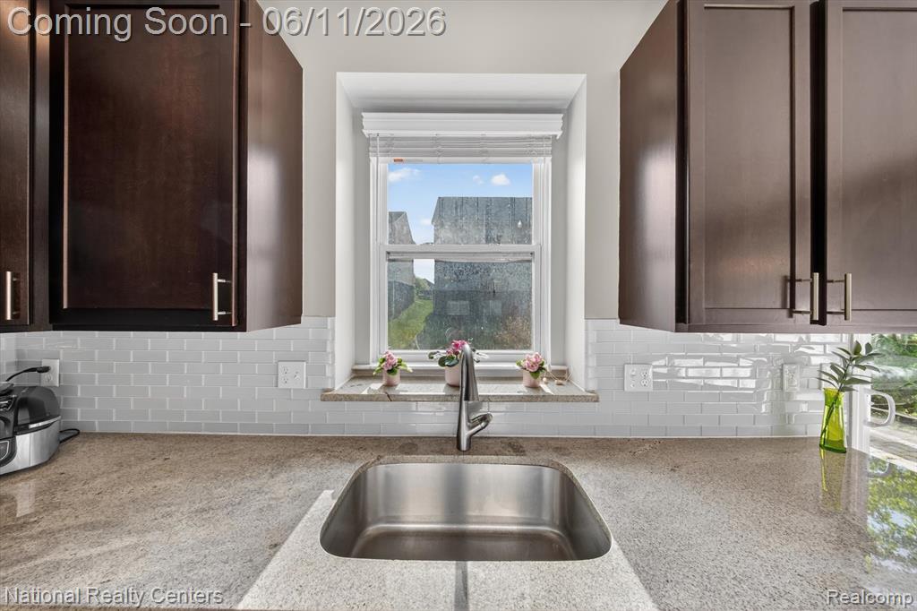 27412 Victoria Road, Novi, MI — Photo 8