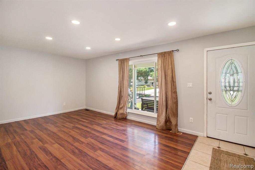 2665 LOS ANGELES Drive, Wolverine Lake, MI 48390 — Photo 4