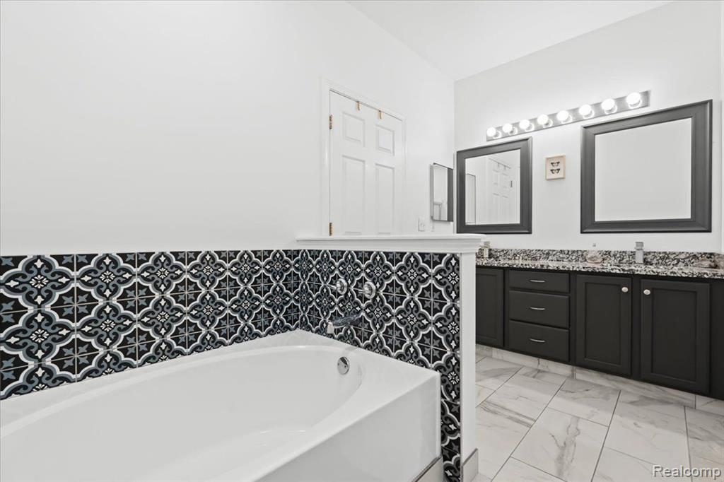 8105 AUTUMN WOODS Trail, Ypsilanti, MI 48198 — Photo 23