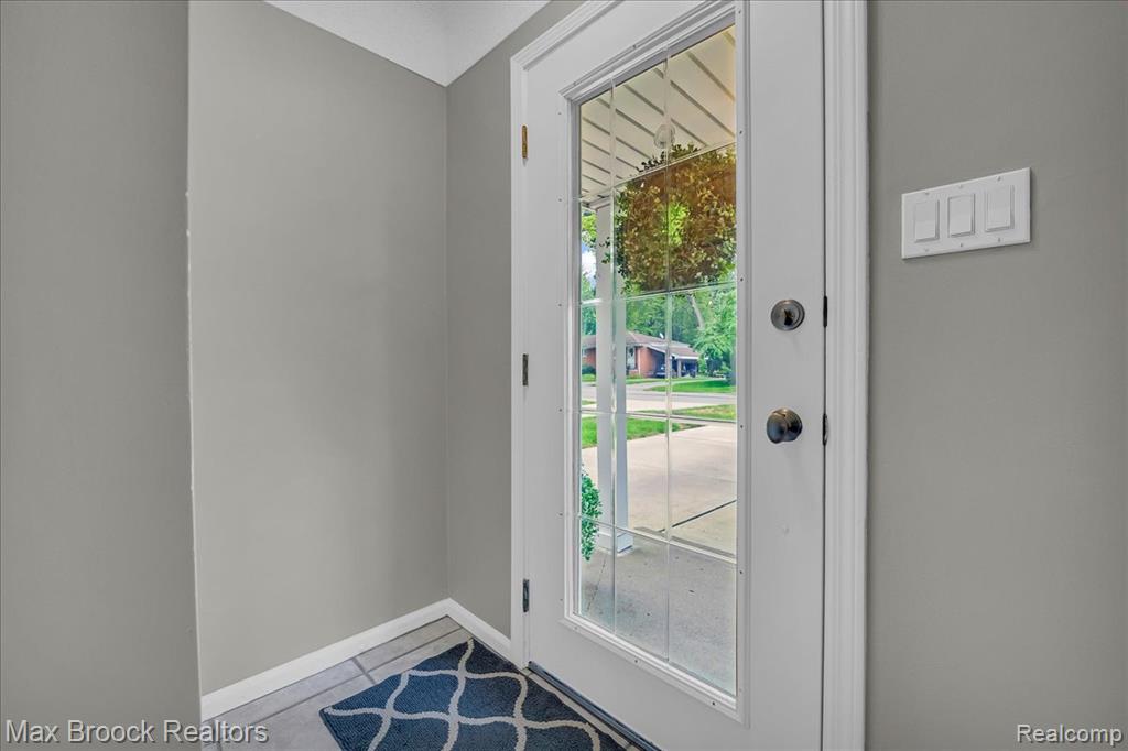 1408 Avondale Street, Sylvan Lake, MI 48320 — Photo 4