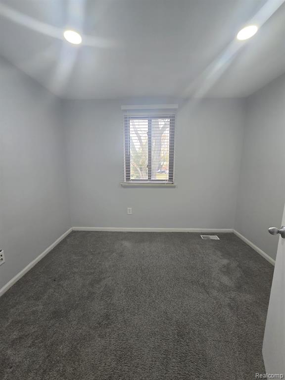8410 HICKORY DR Drive, Sterling Heights, MI 48312 — Photo 21