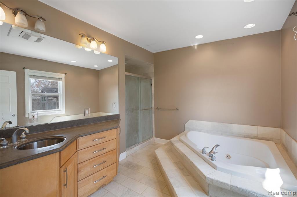 590 Hillwood, White Lake, MI 48383 — Photo 16