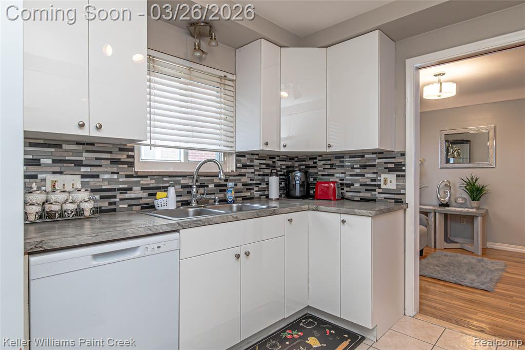 8250 Arnold Street, Dearborn Heights, MI 48127 — Photo 16