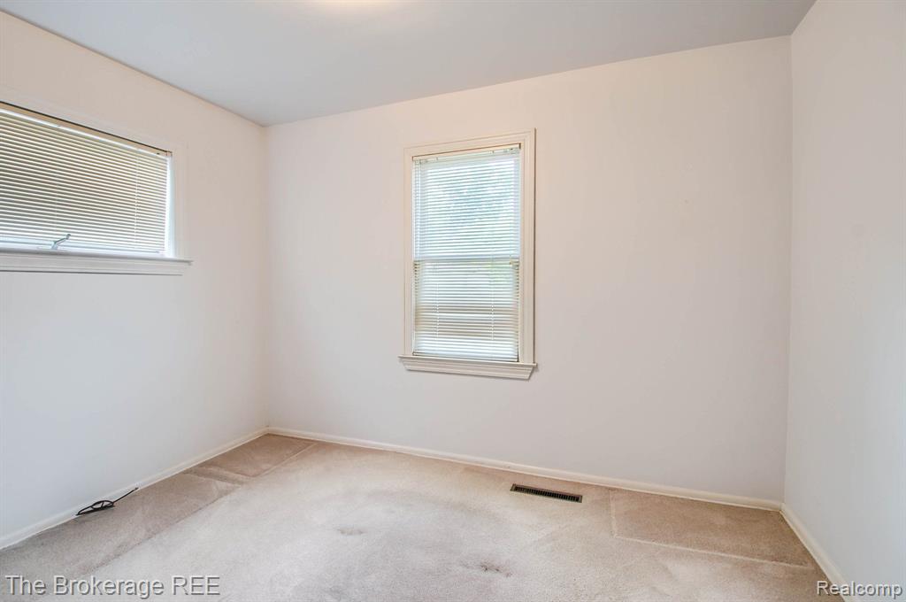 802 W HEMPHILL Road, Flint, MI 48507 — Photo 19