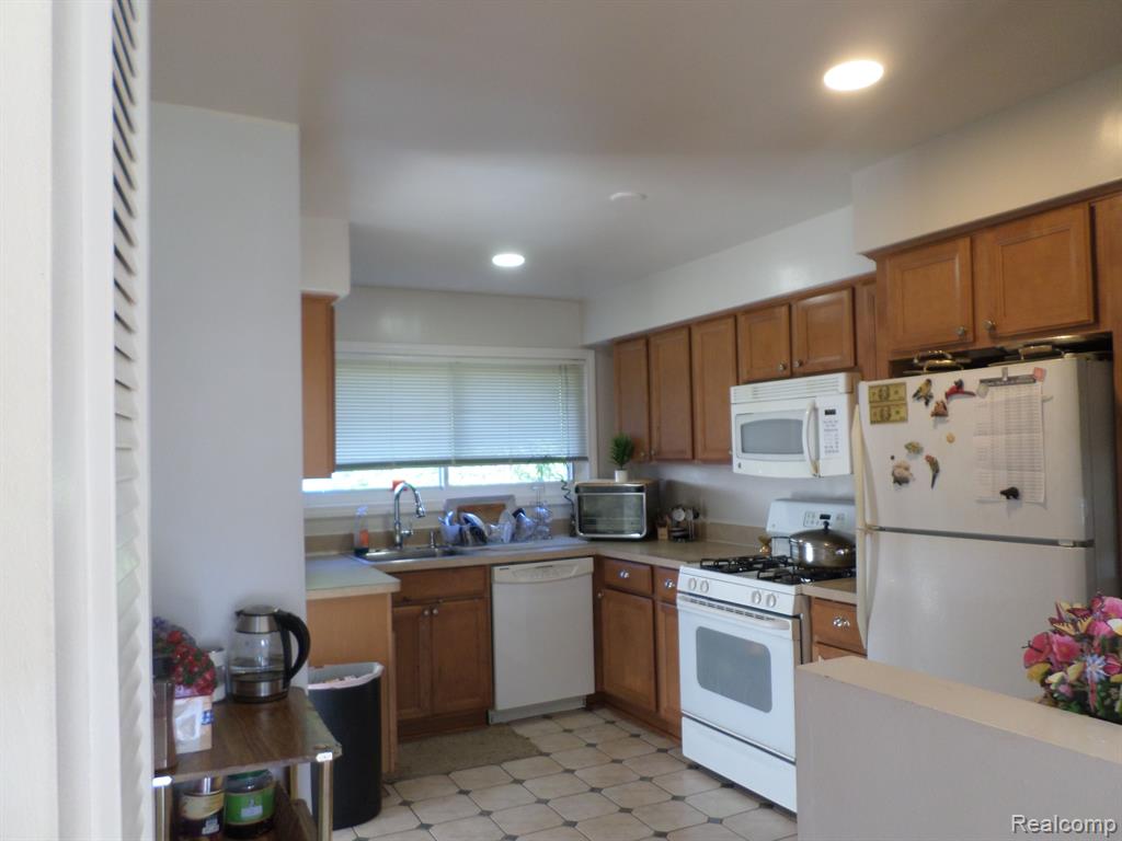 8386 N COLONIAL Street, Dearborn Heights, MI 48127 — Photo 8
