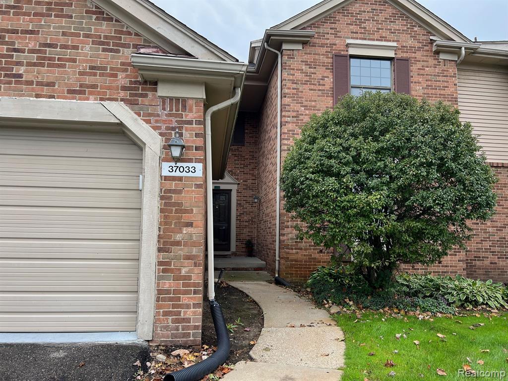 37033 RIDGEDALE Circle, Farmington Hills, MI 48331 — Photo 2