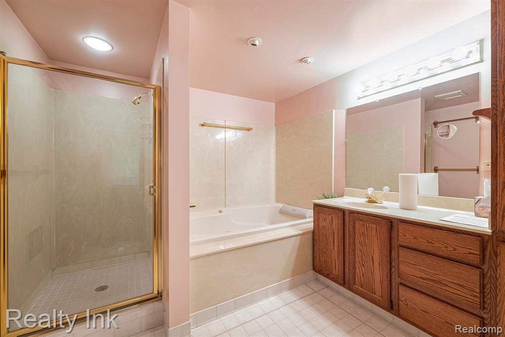 35300 BLUE SPRUCE Drive, Farmington Hills, MI 48335 — Photo 14