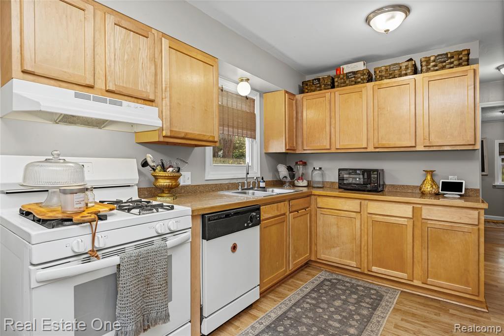 881 Tyrone Avenue, Waterford, MI 48328 — Photo 14