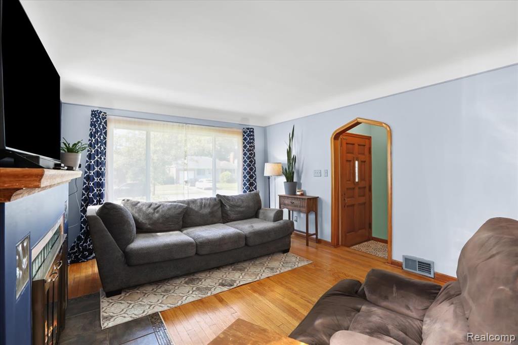 20871 Van Antwerp Street, Harper Woods, MI 48225 — Photo 9
