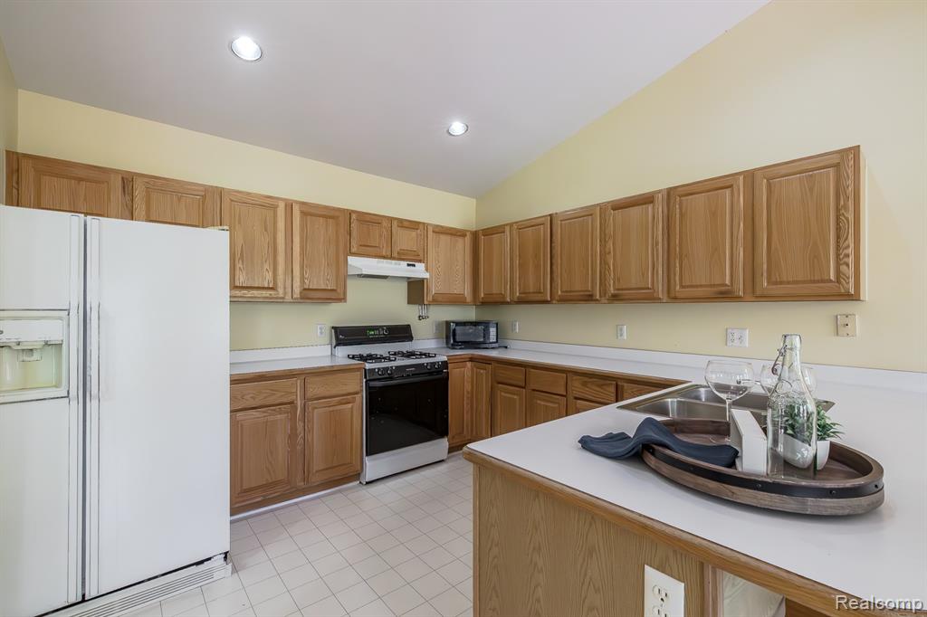 4304 W Pointe Drive, Waterford, MI 48329 — Photo 16