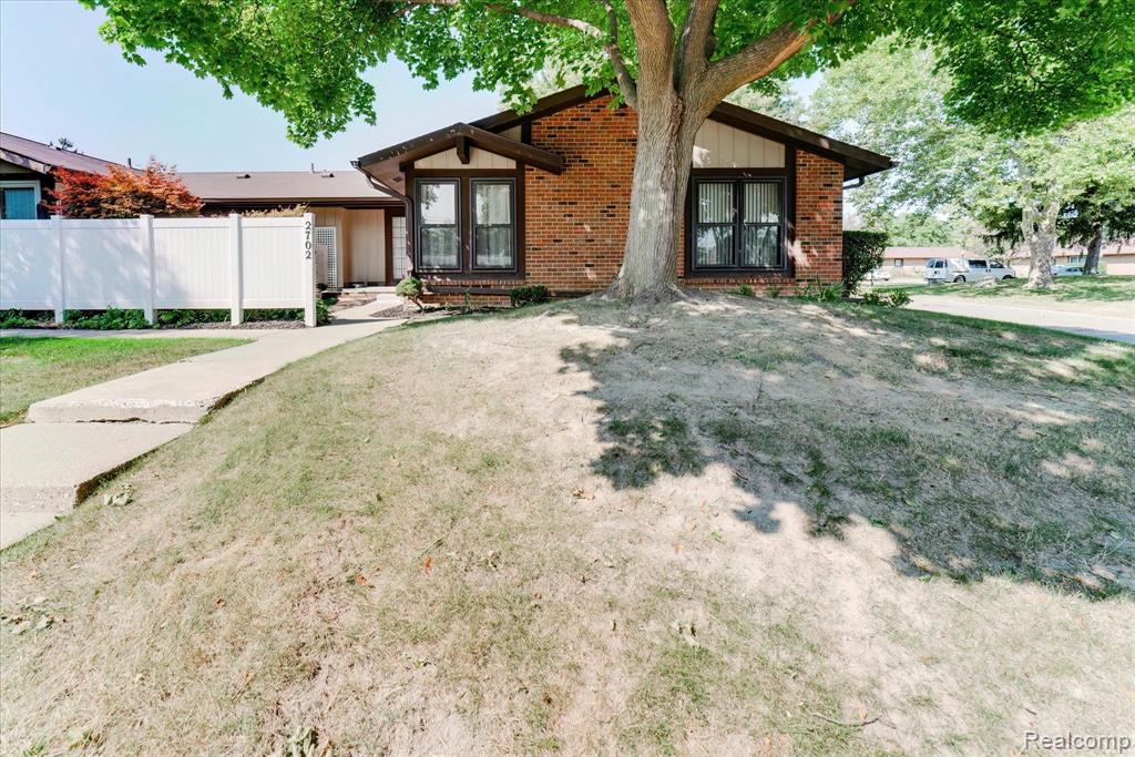 2702 ROUNDTREE Drive, Troy, MI 48083 — front exterior
