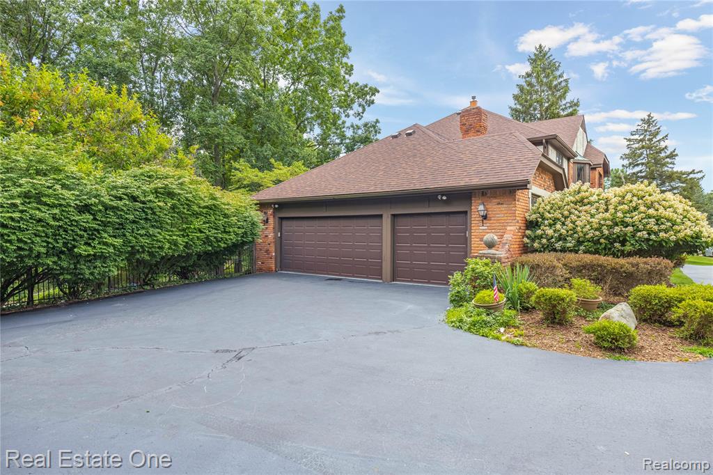 4279 Pine Lane, West Bloomfield, MI 48323 — Photo 32