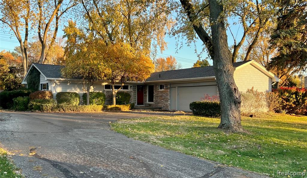 6727 Lahser Road, Bloomfield Hills, MI 48301 — front exterior