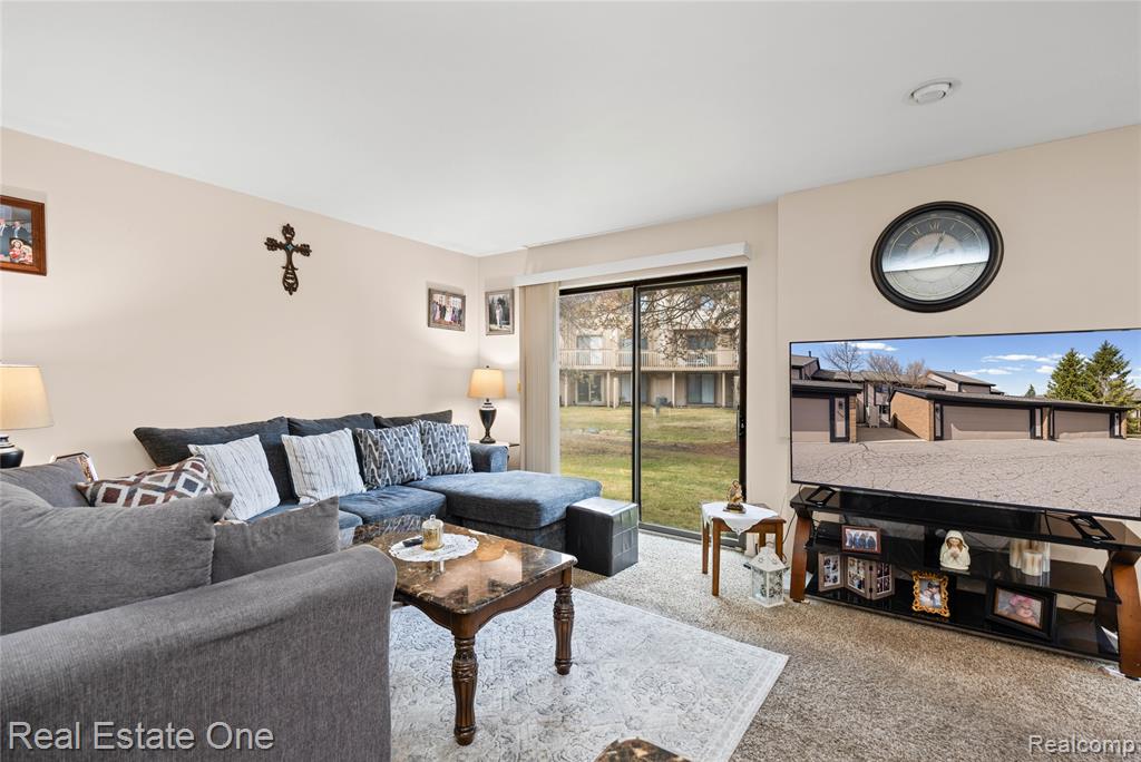 5226 Brett Court, West Bloomfield, MI — Photo 8