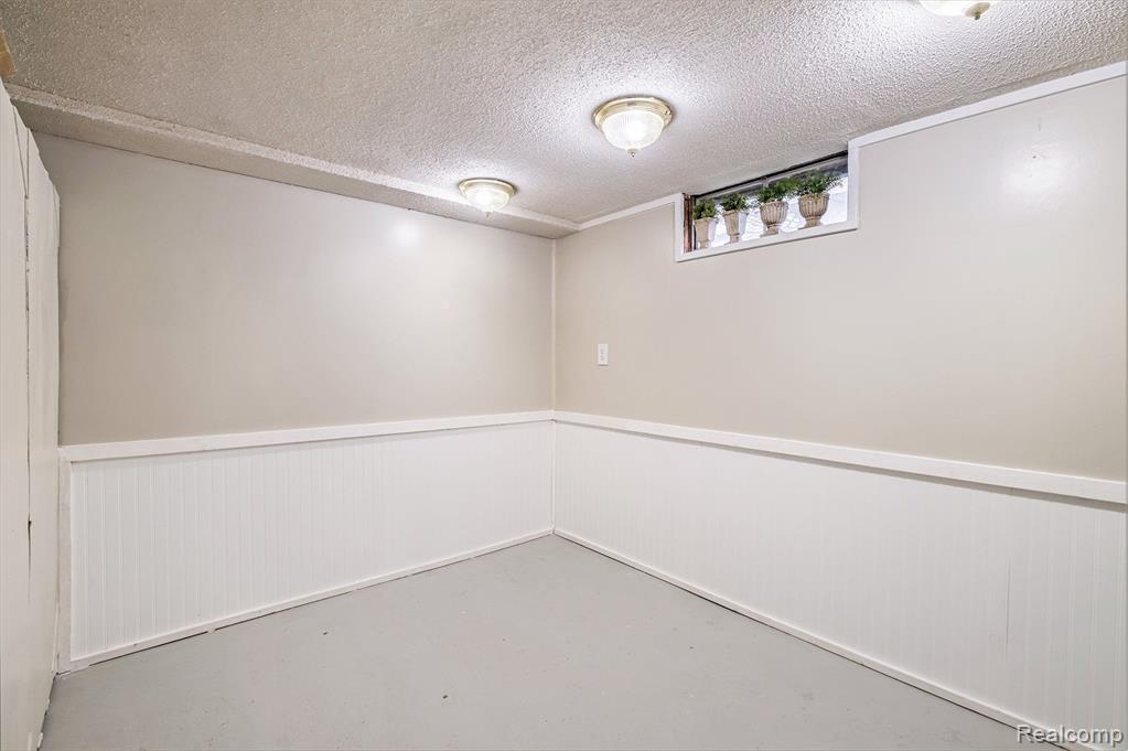 9119 CHESTERFIELD Drive, Swartz Creek, MI 48473 — Photo 23