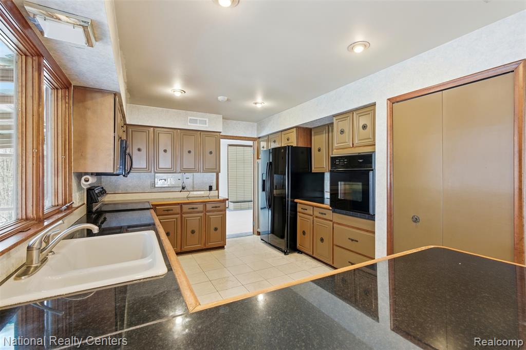 4710 Cove Road, West Bloomfield, MI 48323 — Photo 30