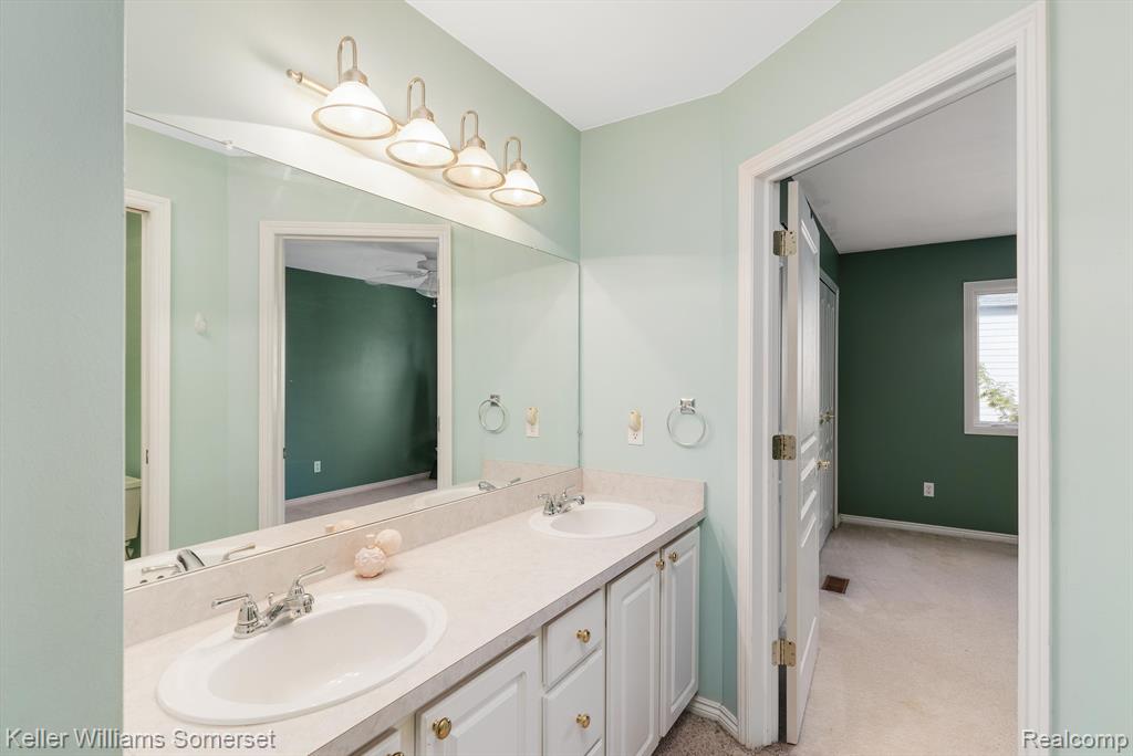 55328 BELMONT Drive, Shelby Twp, MI 48315 — Photo 33