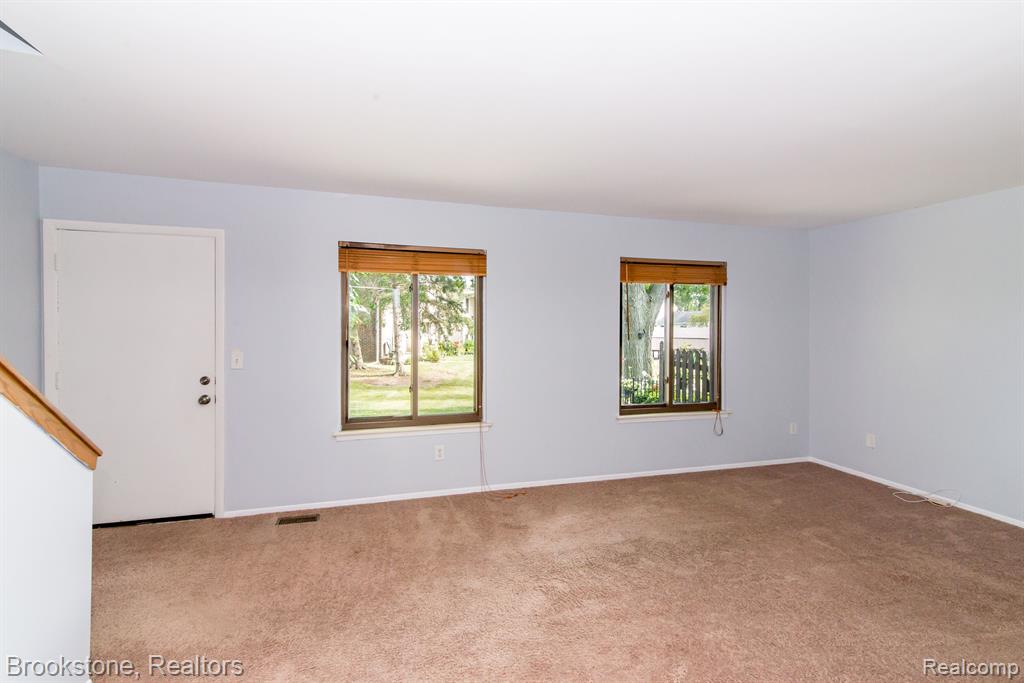 8352 LAKEVIEW Drive, Ypsilanti, MI 48198 — Photo 9