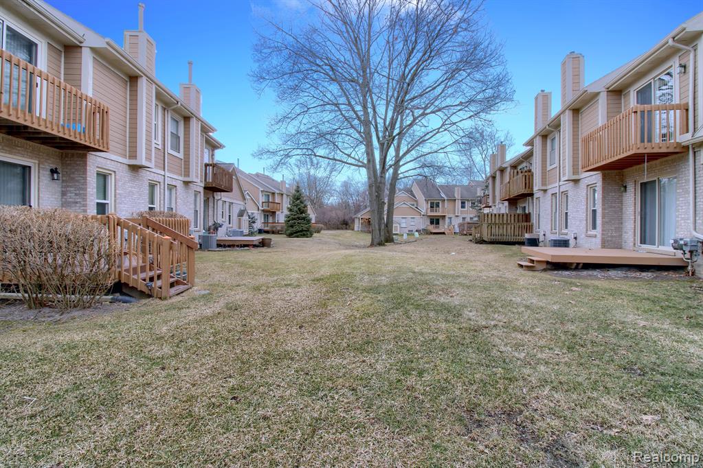 9362 EASTWIND Drive, Livonia, MI 48150 — Photo 35