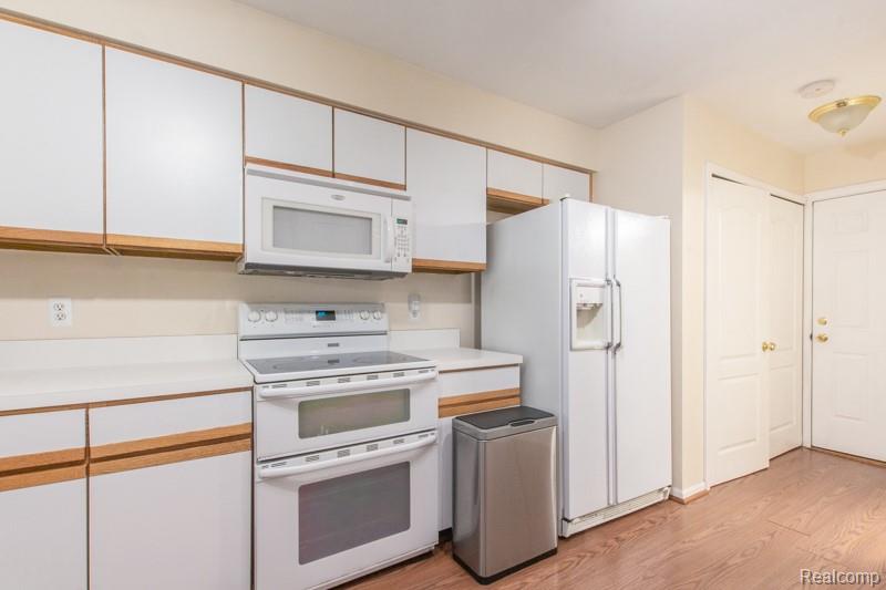 1126 FAIRWAYS, 54, Troy, MI 48085 — Photo 12