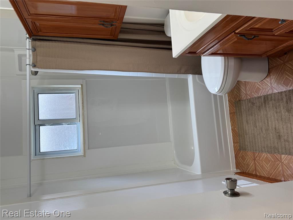 4025 Cresthaven Drive, Waterford, MI 48328 — Photo 16