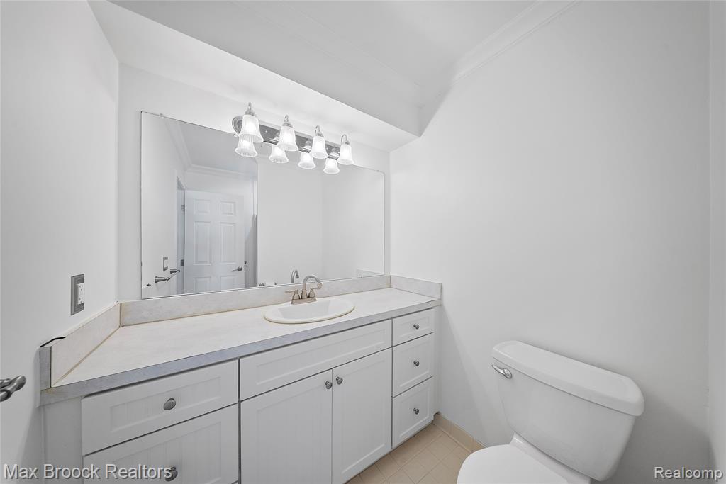 718 Claire Pointe Drive, 17, Saint Clair Shores, MI 48081 — Photo 11
