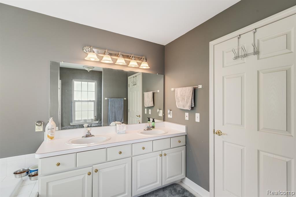 1018 SHETLAND Drive, South Lyon, MI 48178 — Photo 32