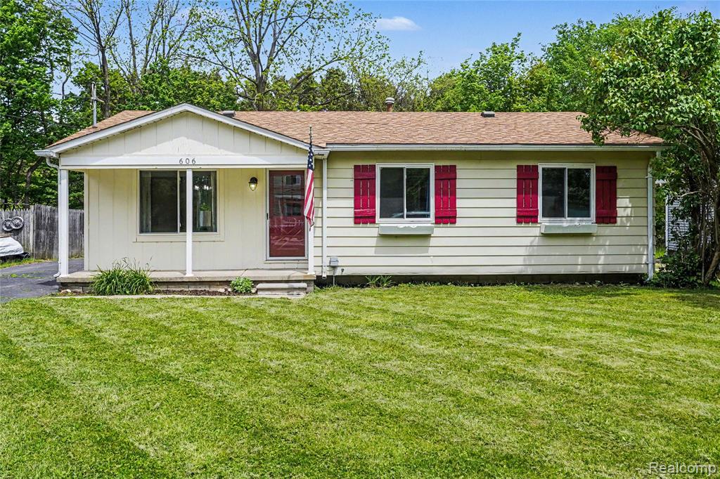 606 Hickory Street, Fenton, MI 48430 — front exterior