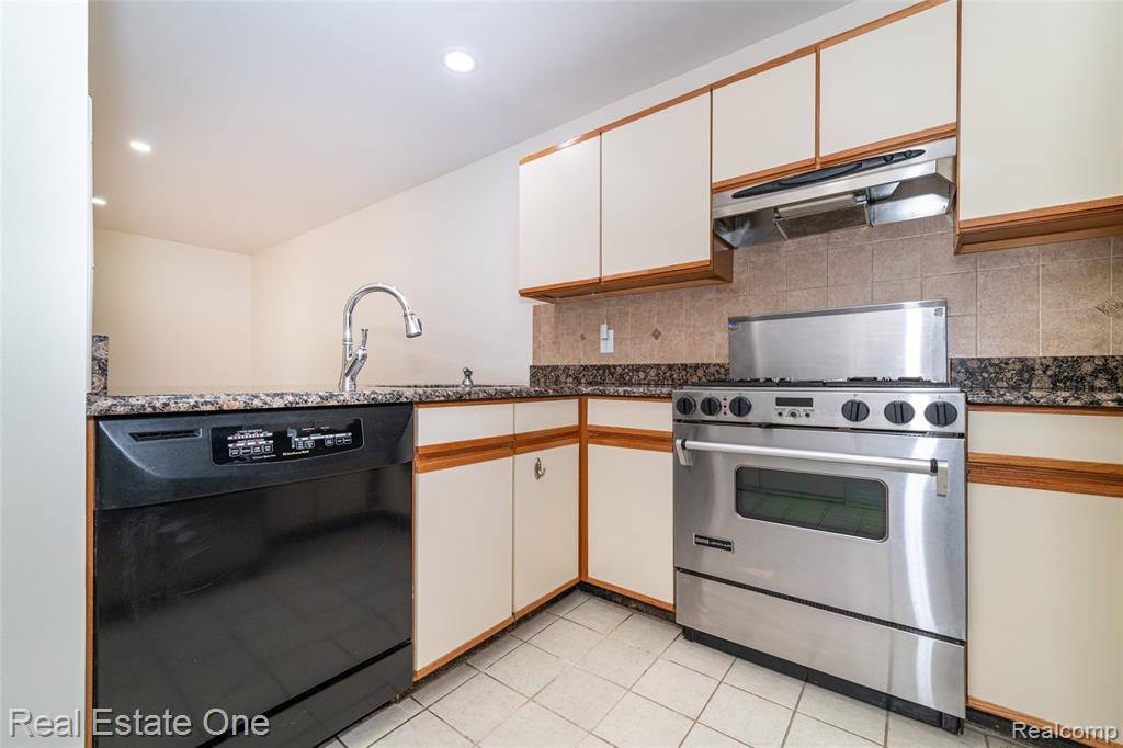6250 Potomac Circle, West Bloomfield, MI — Photo 15