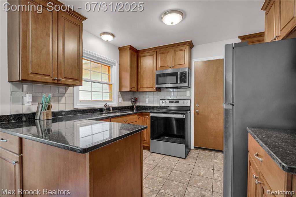 536 Fox River Drive, Bloomfield Hills, MI 48304 — Photo 10