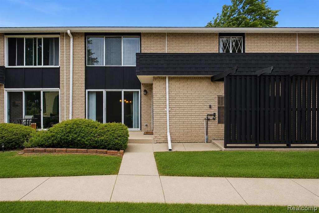 8685 Kennedy Circle, Warren, MI 48093 — front exterior