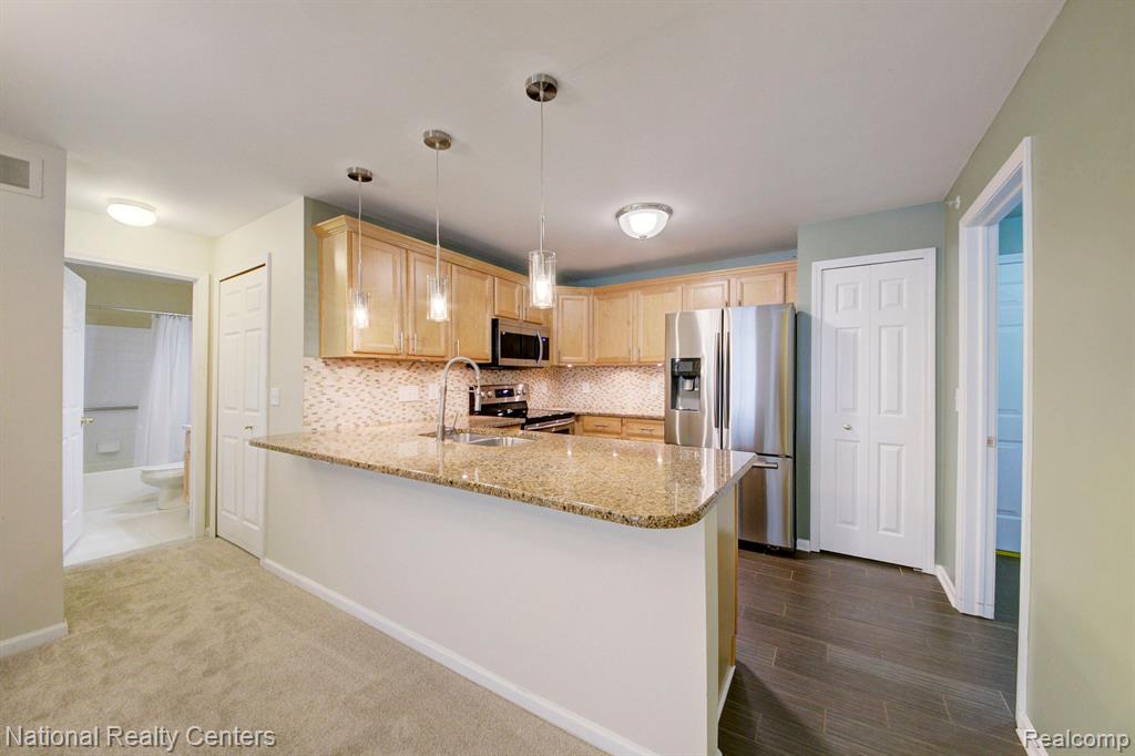 5104 TAMARA Circle, Walled Lake, MI 48390 — Photo 9