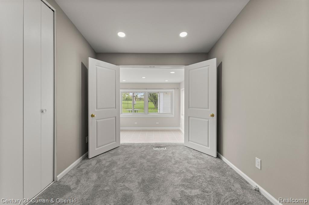 7484 N CHARLESWORTH Street, Dearborn Heights, MI 48127 — Photo 27