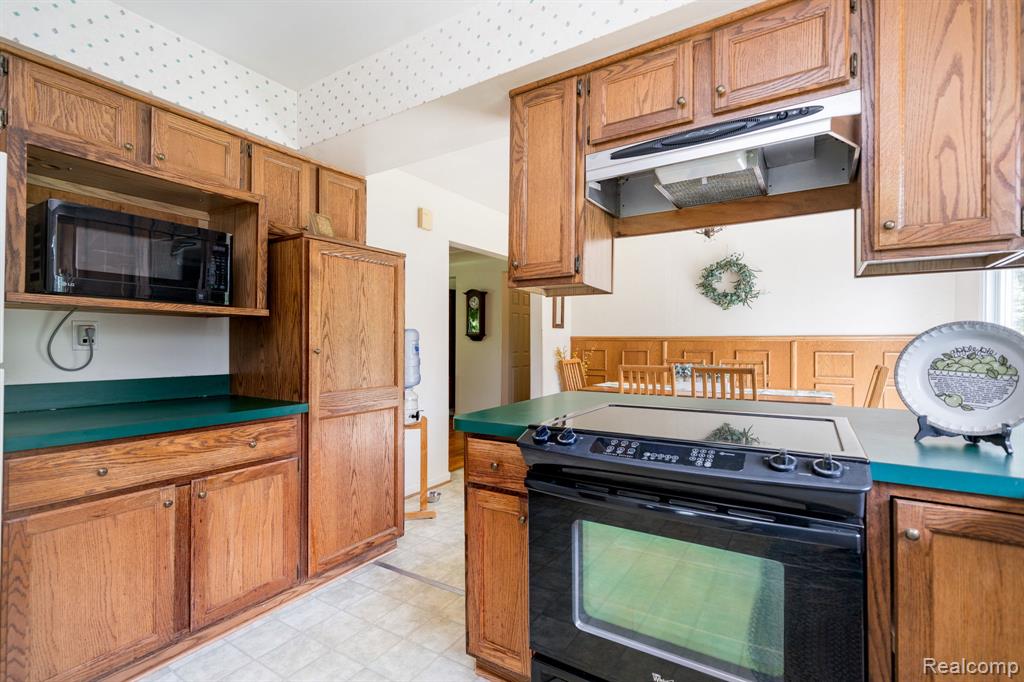 5871 Brewster Road, Rochester Hills, MI 48306 — Photo 20