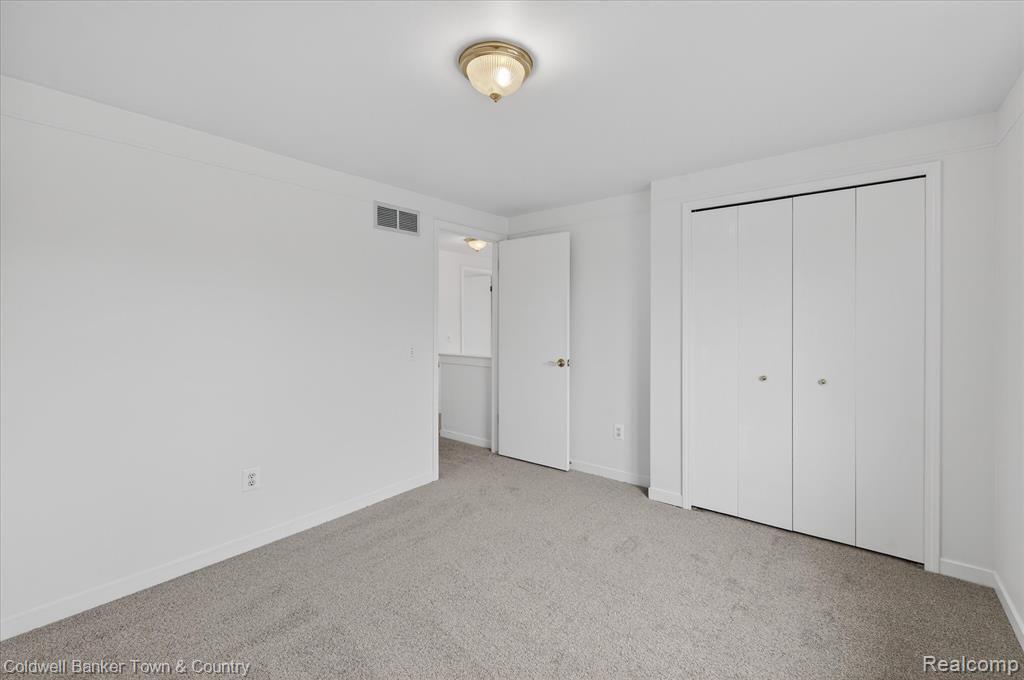 8895 Knolson Avenue, Livonia, MI 48150 — Photo 30