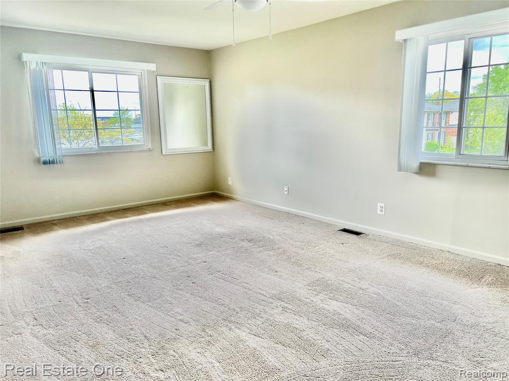 6121 ORCHARD LAKE, 202, West Bloomfield, MI — Photo 9