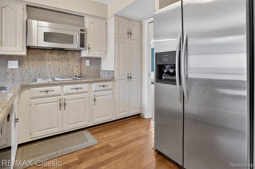 2061 Burgundy Street, West Bloomfield, MI 48323 — Photo 30