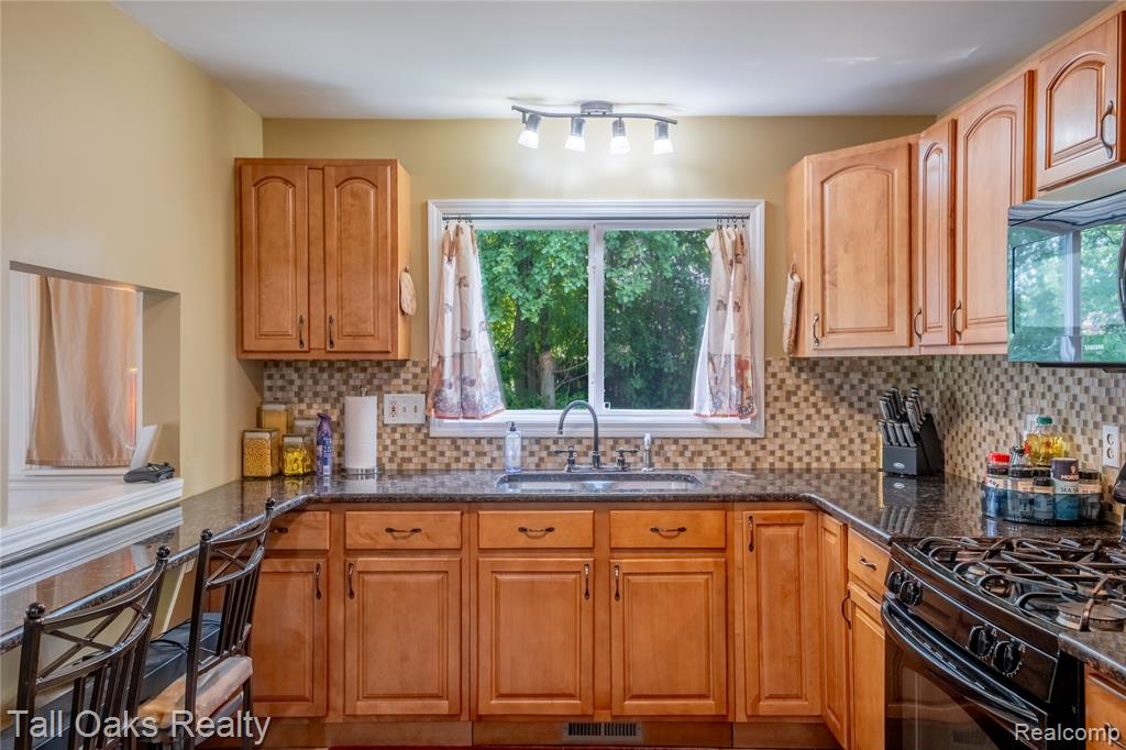 5059 W Coldwater Road, Flint, MI 48504 — Photo 9