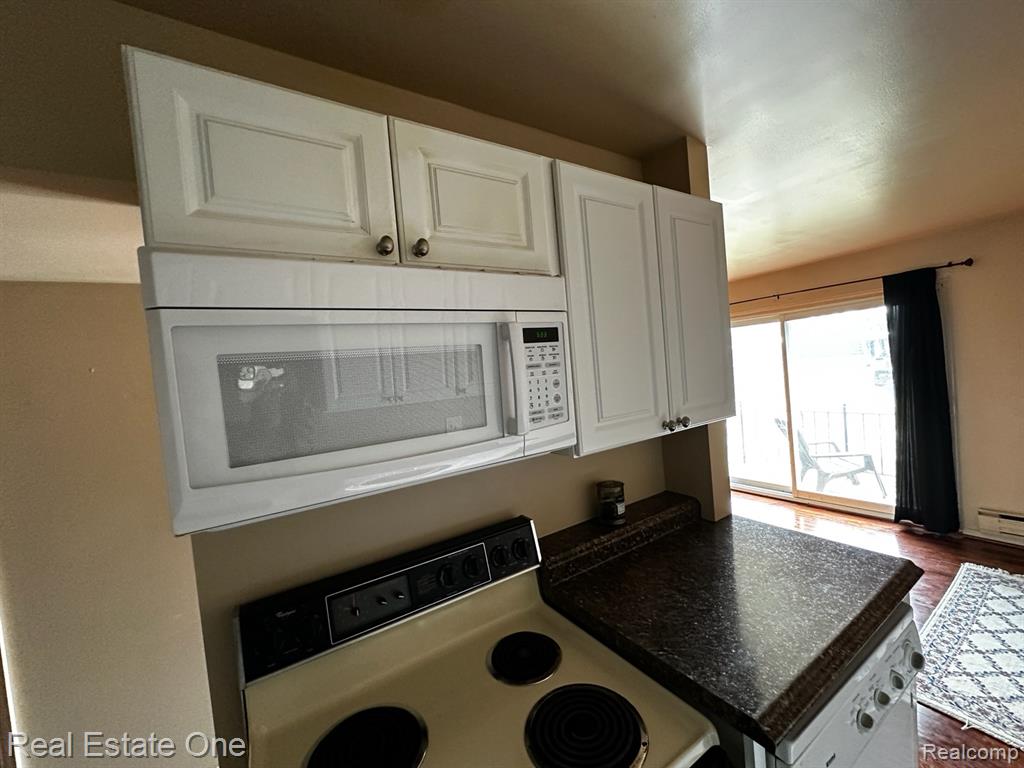 1868 Colonial Village Way, 4, Waterford, MI 48328 — Photo 10