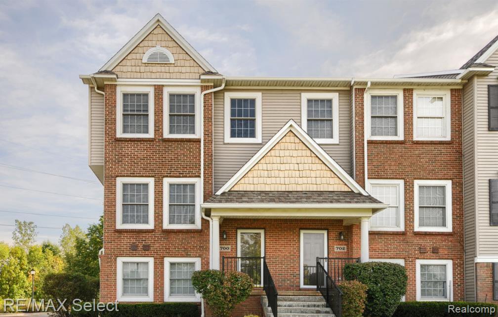 700 Eagle Drive, Fenton, MI 48430 — front exterior
