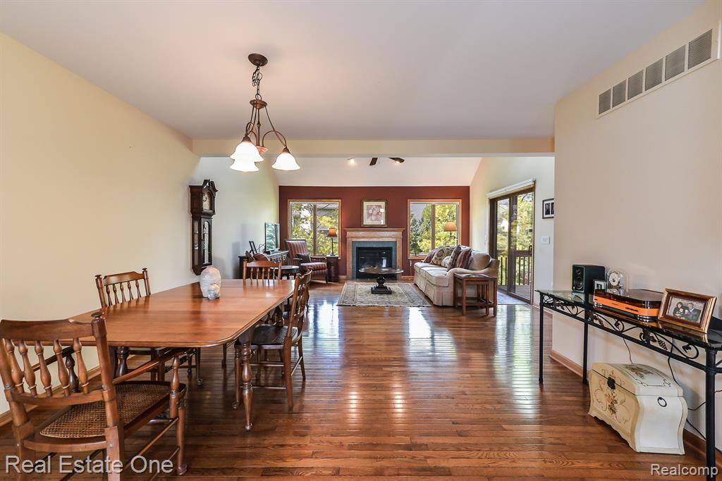938 MILDRED J Court, Brighton, MI 48116 — Photo 16
