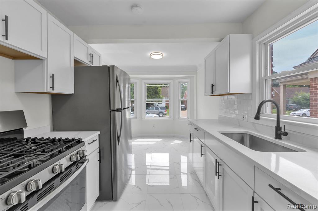10015 Marion, Redford, MI 48239 — Photo 17