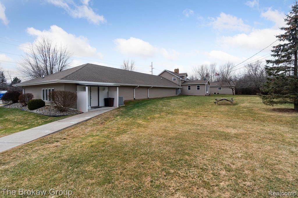 4212 LENNON Road, Flint, MI 48507 — Photo 8