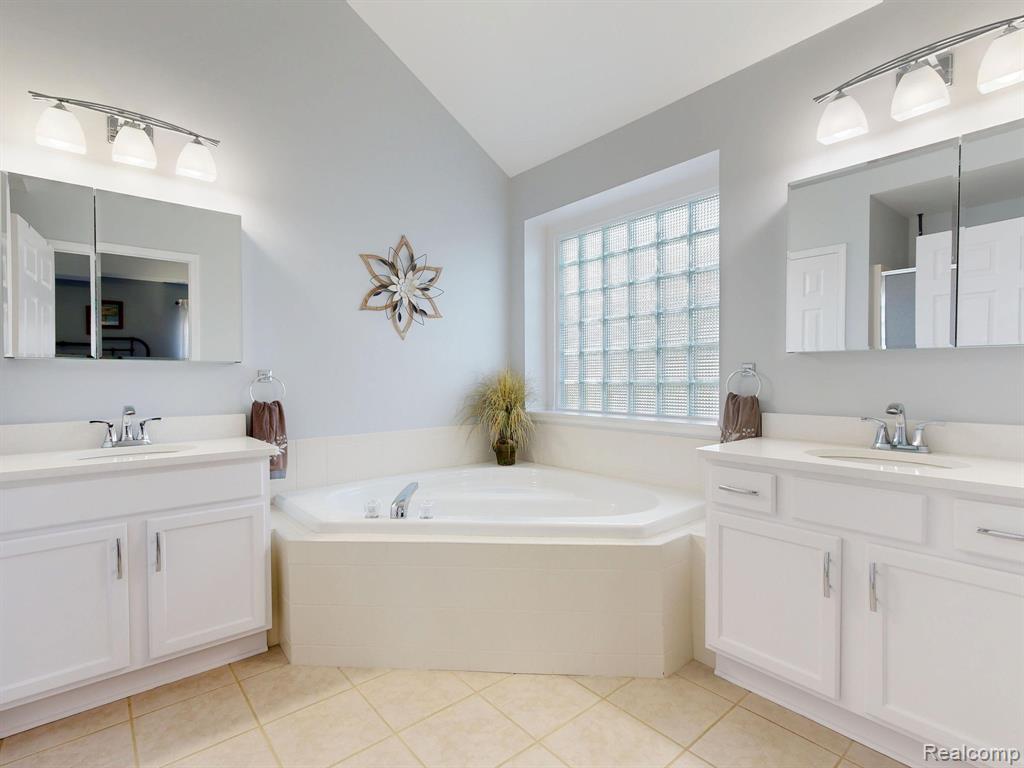 4400 Oak Tree Trail, Fenton, MI 48430 — Photo 30