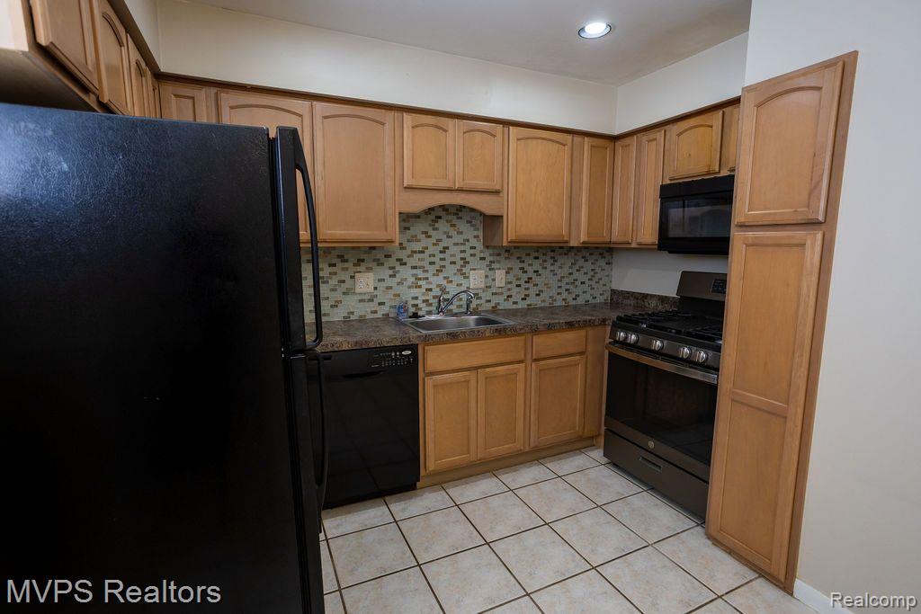 8230 CRESTVIEW Drive, A1, Sterling Heights, MI 48312 — Photo 5